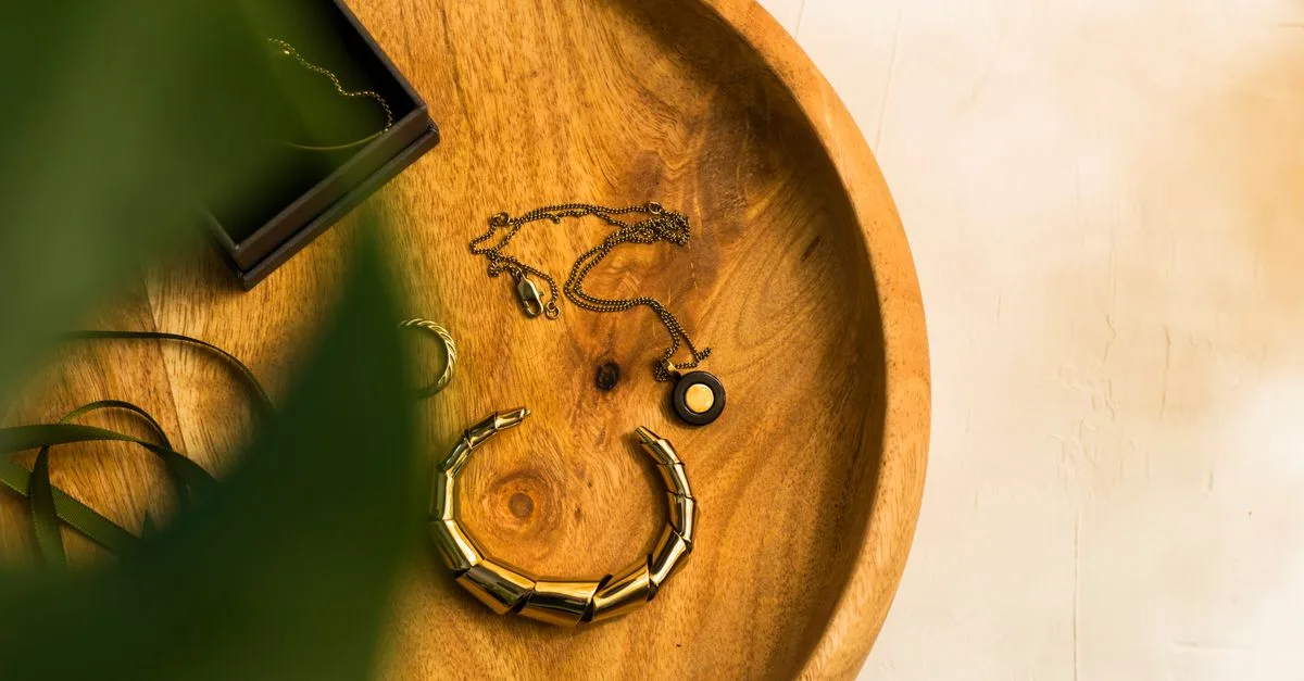 découvrez les différences entre les bijoux en acier inoxydable et les bijoux plaqués argent : durabilité, entretien, résistance au ternissement et rapport qualité-prix.